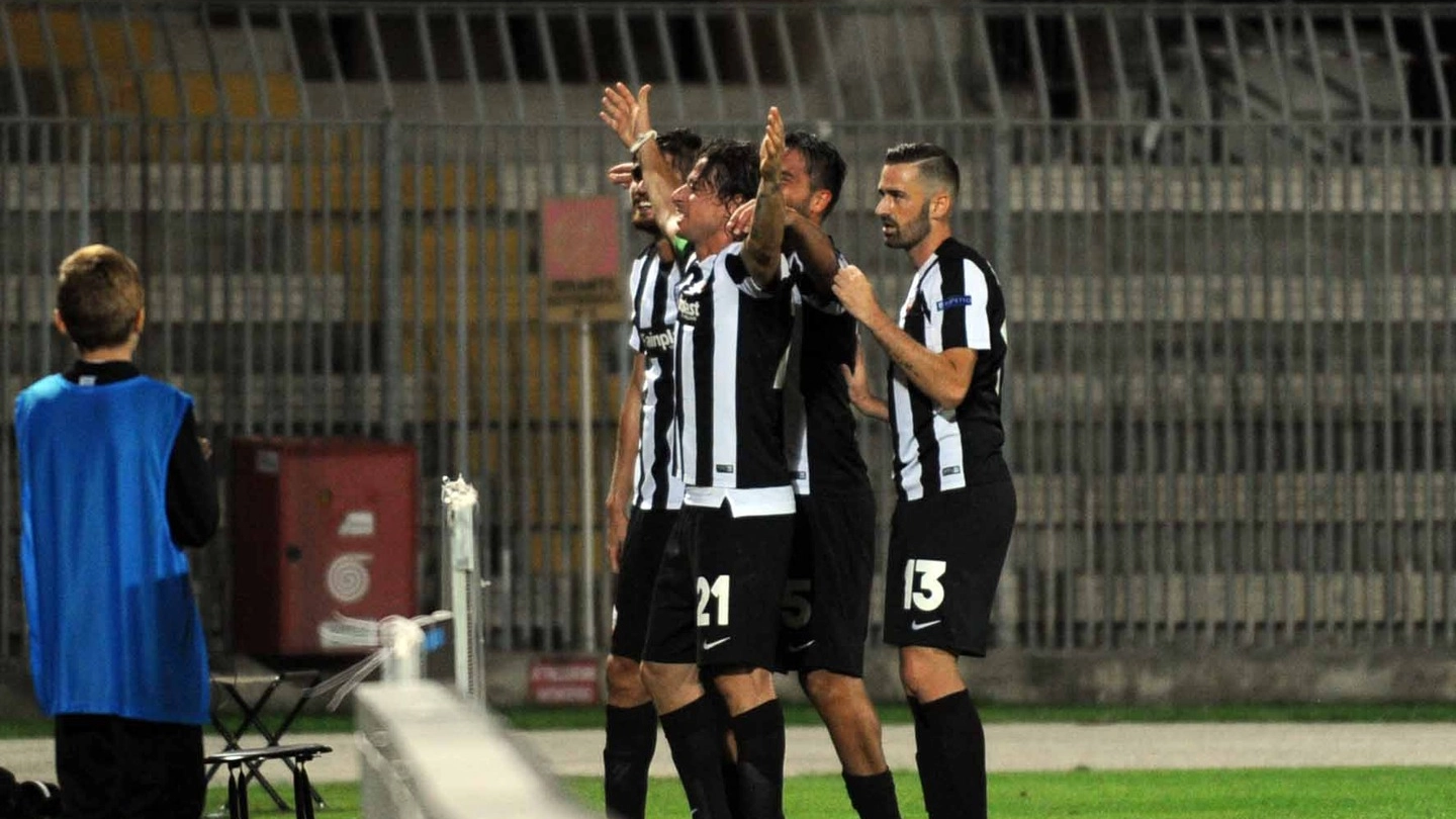 Ascoli, Cacia esulta dopo il gol al Vicenza (Labolognese)
