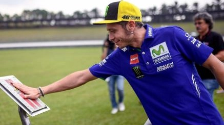 Valentino Rossi, carezza per ricordare Marco Simoncelli (da Twitter)