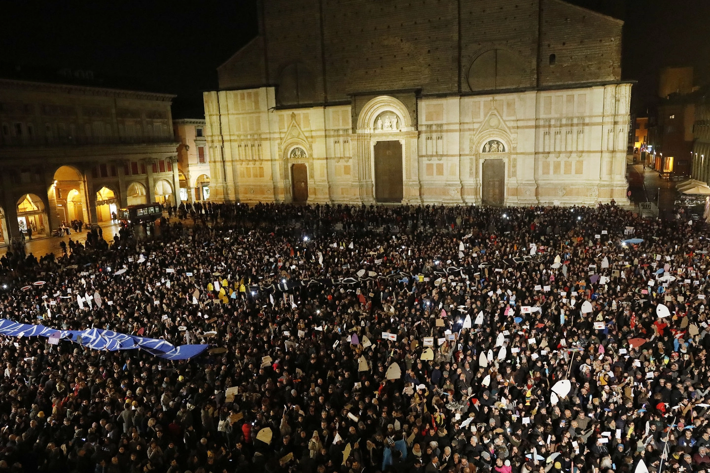 La protesta in piazza Maggiore delle sardine (foto Schicchi)