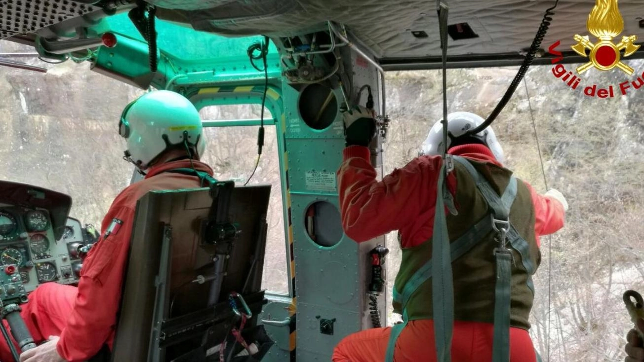 Un elicottero di Arezzo dei vigili del fuoco è intervenuto stamani nel monte Nerone per soccorrere escursionista