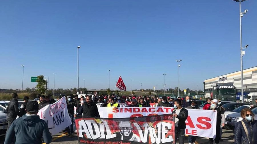 Manifestazione Si Cobas bloccano l'hub Amazon di Piacenza (Ansa)