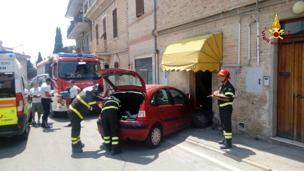 L'auto che ha sfondato la vetrina del ristorante a Castelfidardo