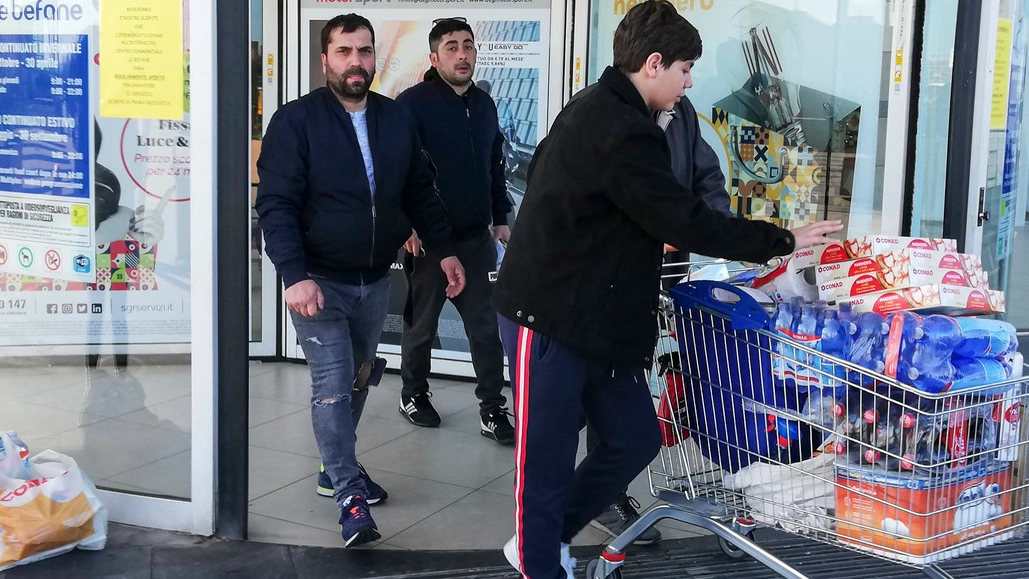 Ieri l’assalto ai supermercati per fare provviste in previsione dell’emergenza