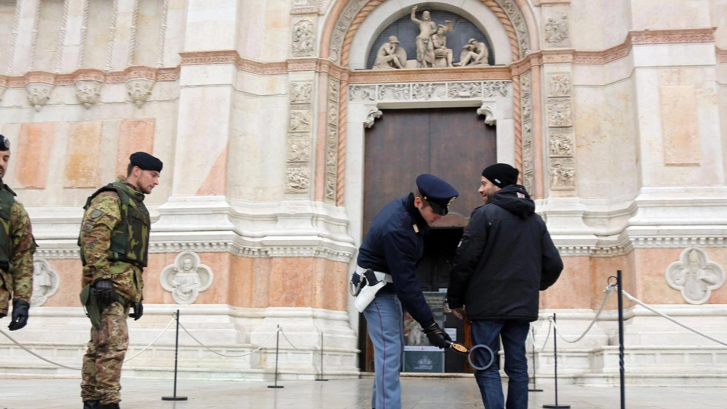 Controlli all'entrata della basilica di San Petronio (Foto Ansa)