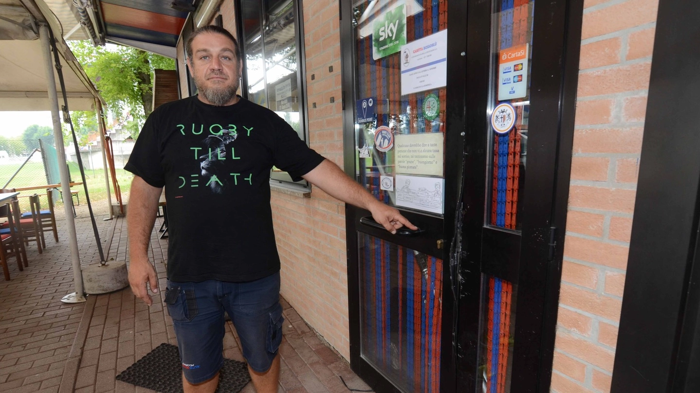 Il gestore della club house del Rugby Rovigo, Fausto Forzato, mostra i danni provocati dai ladri