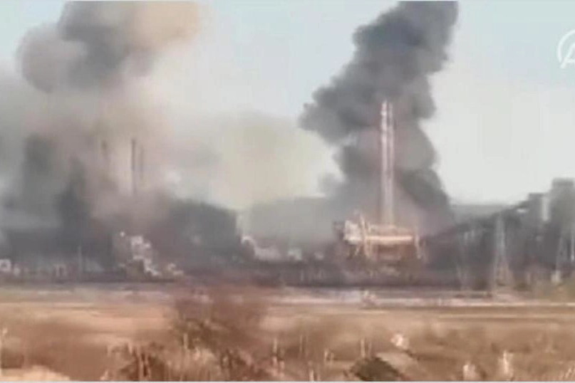 Un'immagine dei bombardamenti a Mariupol (Ansa)