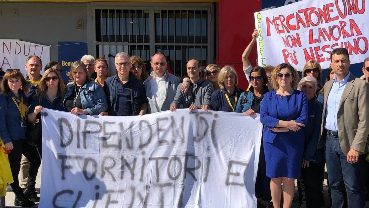 Il sindaco Sondra Coizzi durante una dimostazione davanti ai cancelli