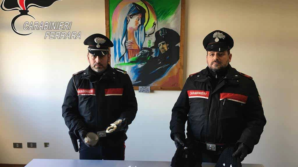 I carabinieri con il materiale sequestrato  ai pregiudicati 