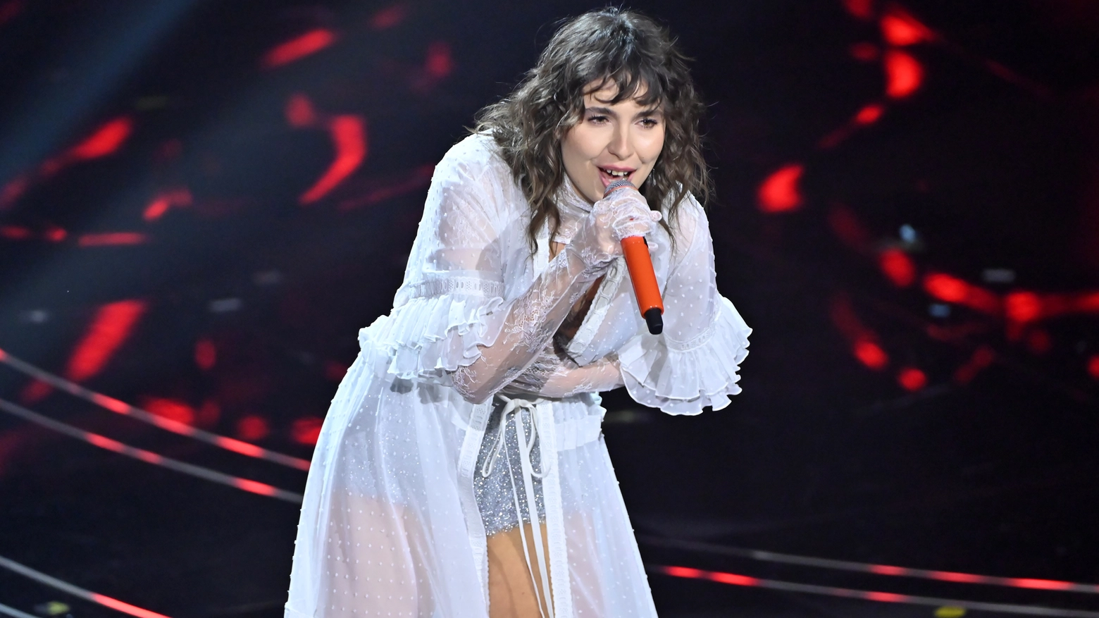 La cantante Madame ha portato sul palco di Sanremo 'Il bene nel male'