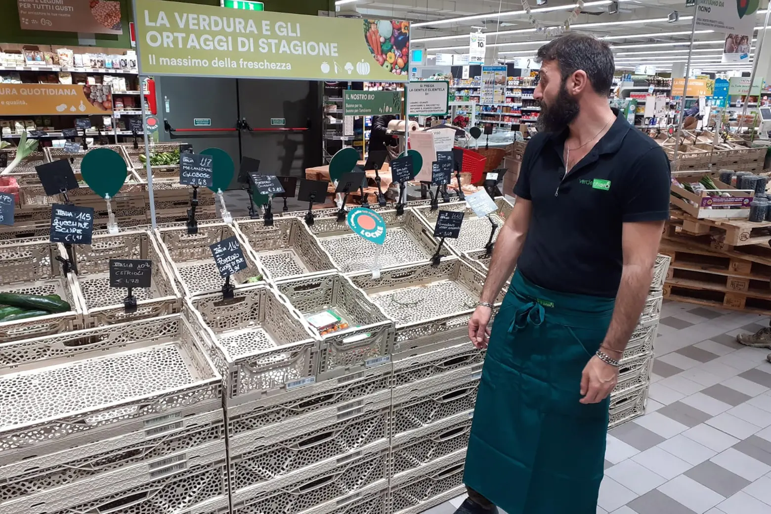 Alcuni scaffali vuoti nei supermercati della Romagna