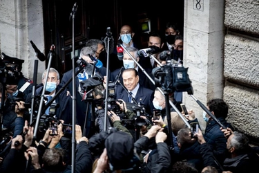 Berlusconi va da Draghi, la star è lui. Il vecchio leone fa impazzire la Camera
