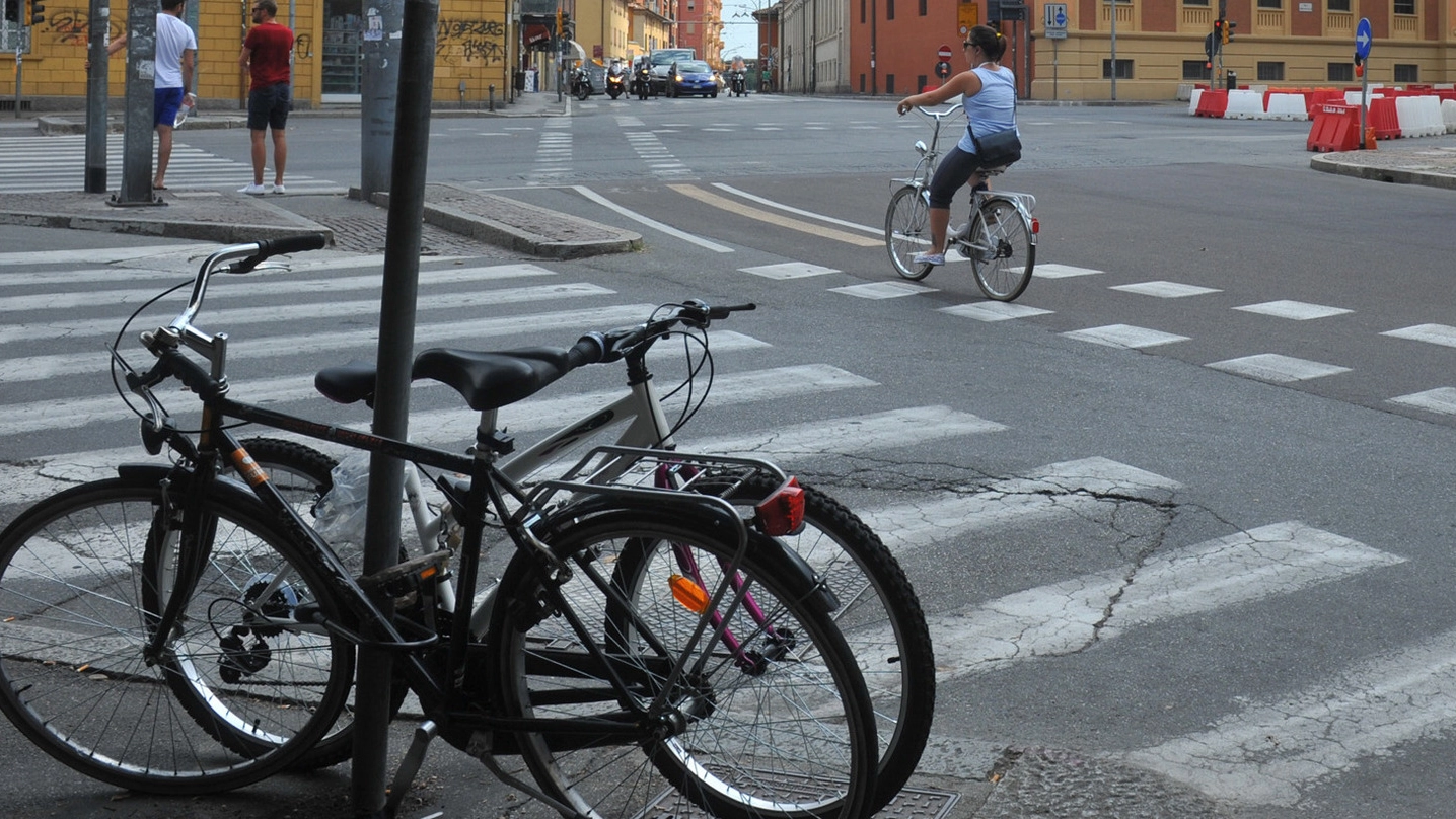Biciclette in sosta irregolare: lo scorso anno sono state quasi 500 le infrazioni di questo tipo