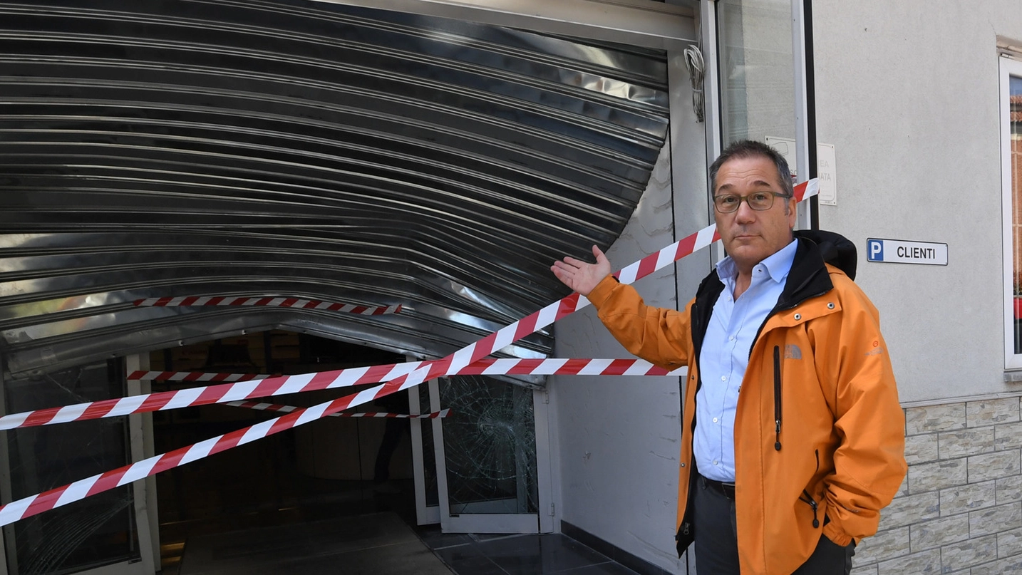 Enrico Dal Brollo mostra i danni provocati dai ladri che hanno sfondato la vetrina