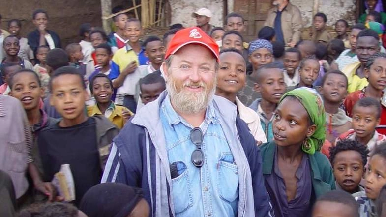 Padre Renzo Mancini con un gruppo di ragazzi in Etiopia