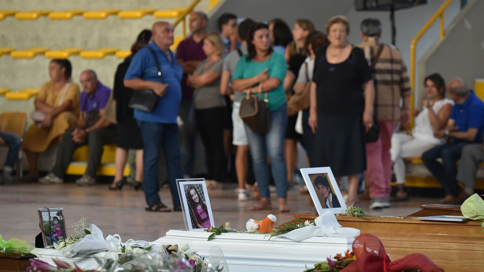 Ascoli, la palestra dove di tengono i funerali delle vittime del terremoto (Foto Afp)