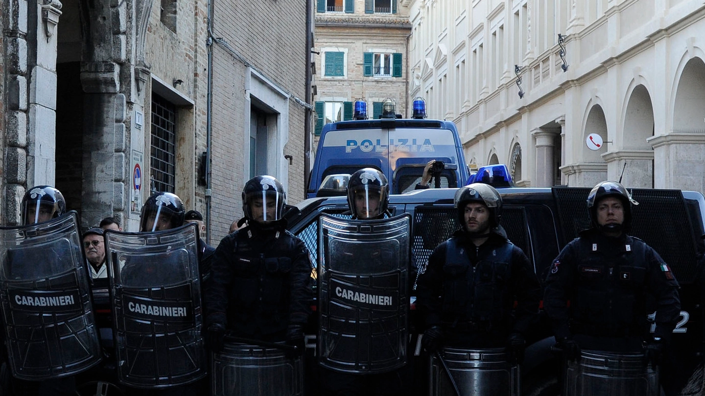 Macerata, un cordone delle forze di polizia (Foto Calavita)