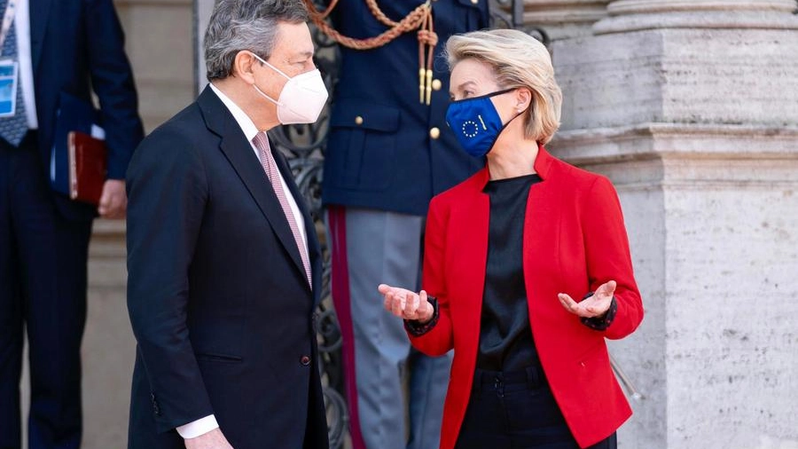 Mario Draghi e Ursula Von der Leyen al G20 Salute (Ansa)