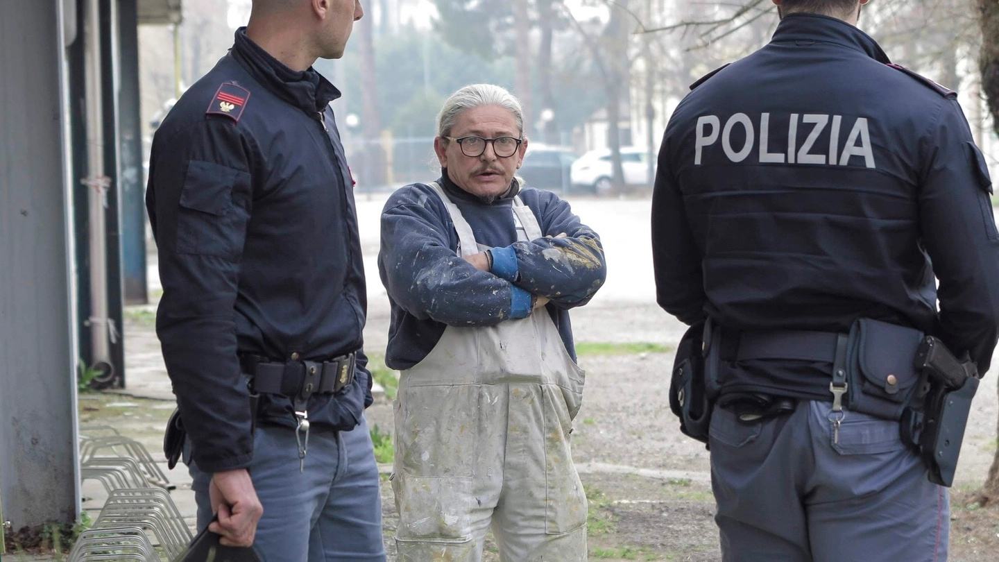 Claudio Pruni, l'ex militante di Forza Nuova tra gli agenti fuori dalla sede dell'Arcigay 