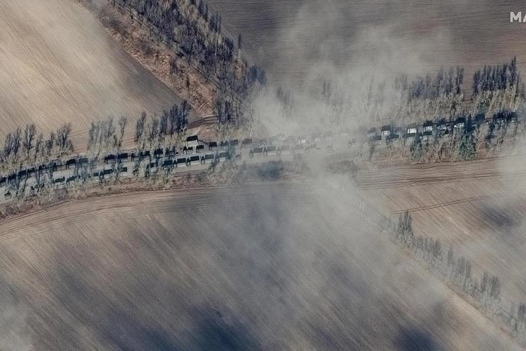 Un lungo convoglio militare russo verso Kiev (Ansa)