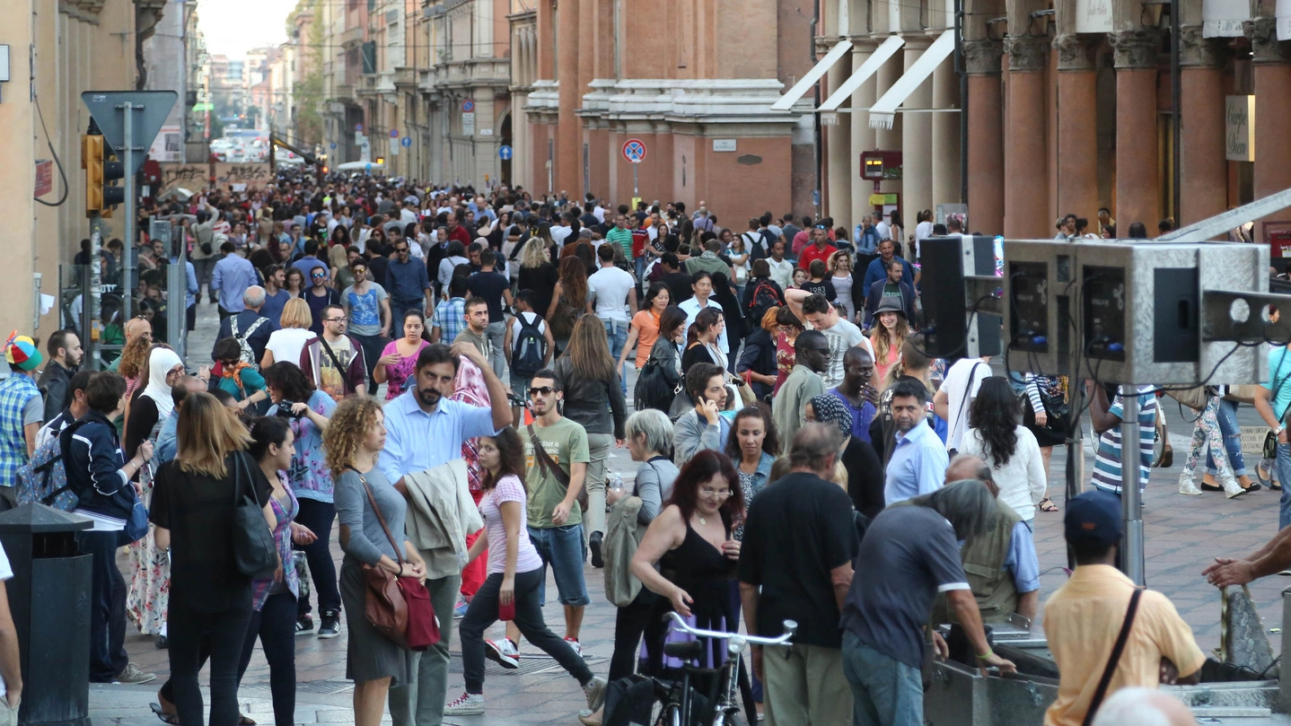 Sempre più bolognesi lasciano la città per andare a vivere in provincia,  aumentano gli stranieri (Foto Schicchi)