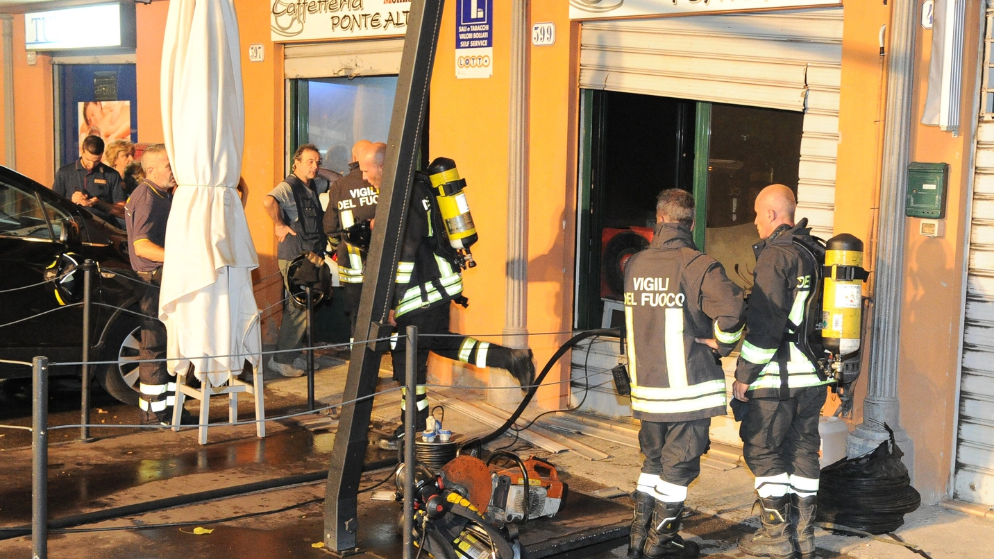 I pompieri a Ponte Alto sul luogo del rogo divampato all’interno della caffetteria 
