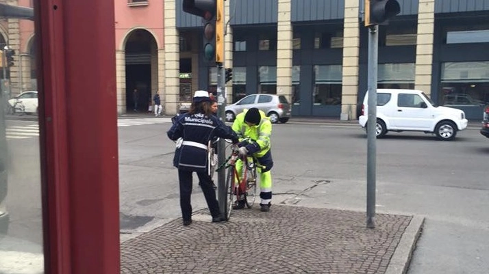 La rimozione di una delle bici nei giorni scorsi in stazione (foto dal gruppo Facebook ‘Una Bologna peggiore è possibile)