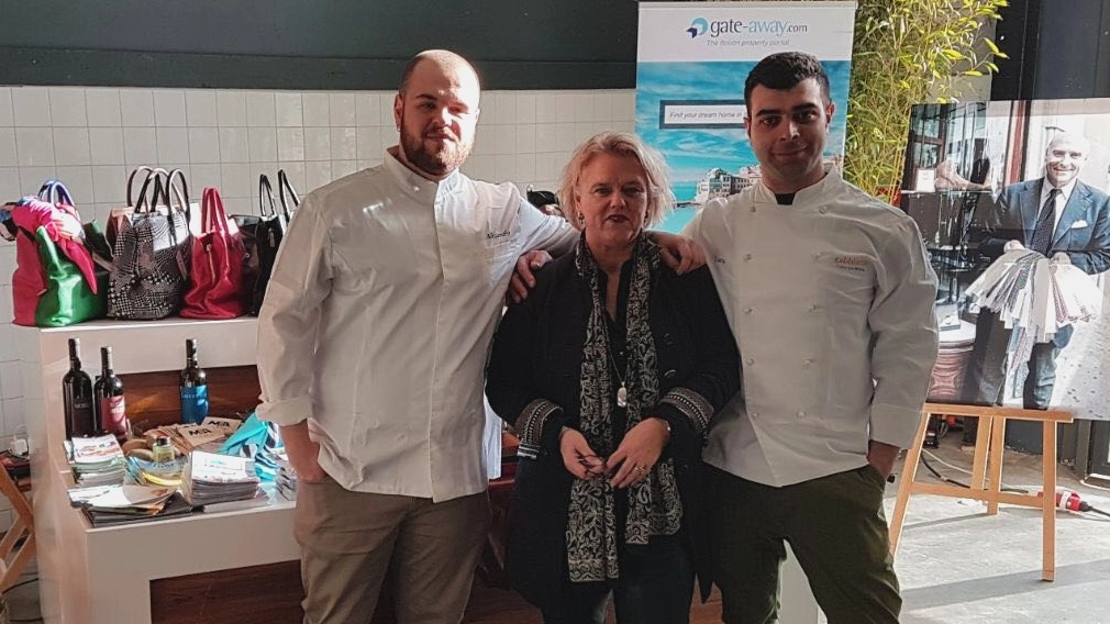 Lo chef Luca Pagliarini (a destra) con Corine De Haas e un cuoco olandese