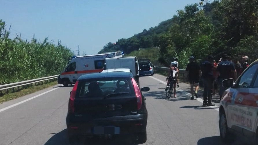 Fermo, incidente a Marina Palmense: feriti due ciclisti (foto Zeppilli)