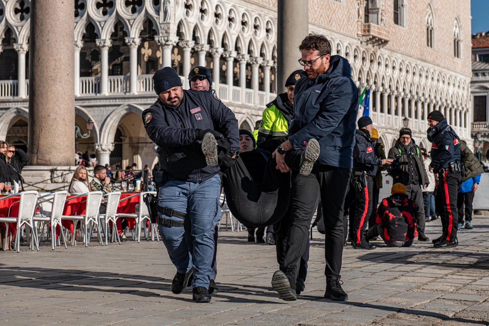 Attivisti clima sparano fango contro Basilica San Marco