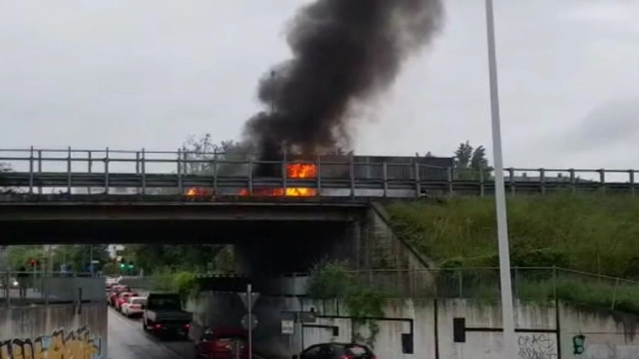 L'incendio sui 'ramo verde' dell'autostrada dopo l'incidente a Borgo Panigale