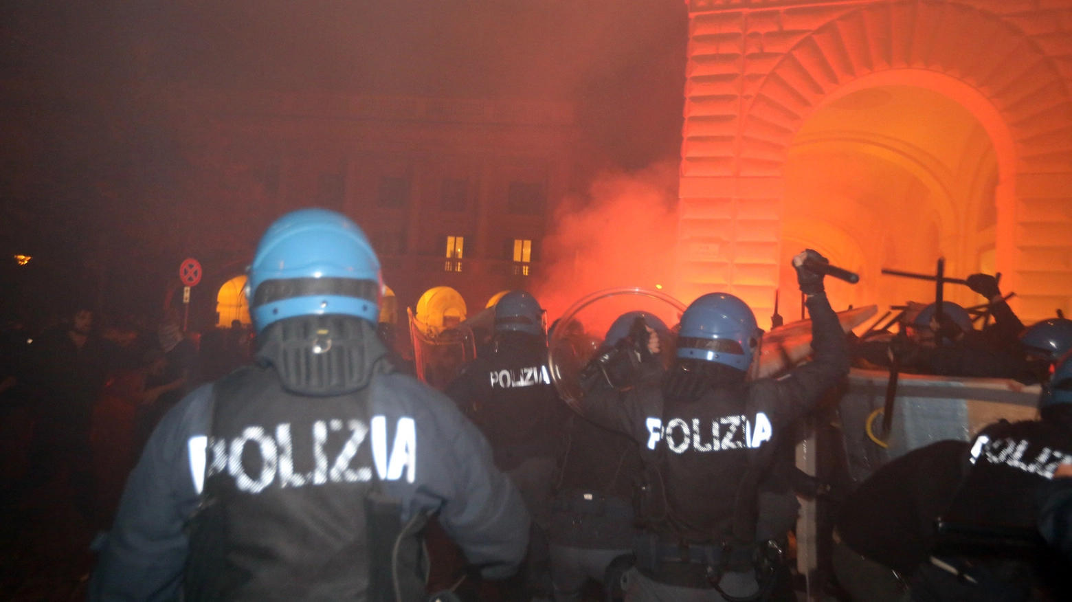 Bologna, scontri tra antagonisti e polizia: scene di guerriglia in centro