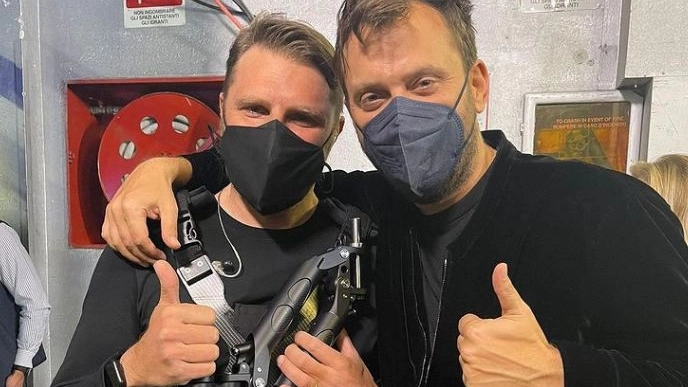 Cesare Cremonini con il cameraman Manuel, protagonista di una caduta a Sanremo (Instagram)