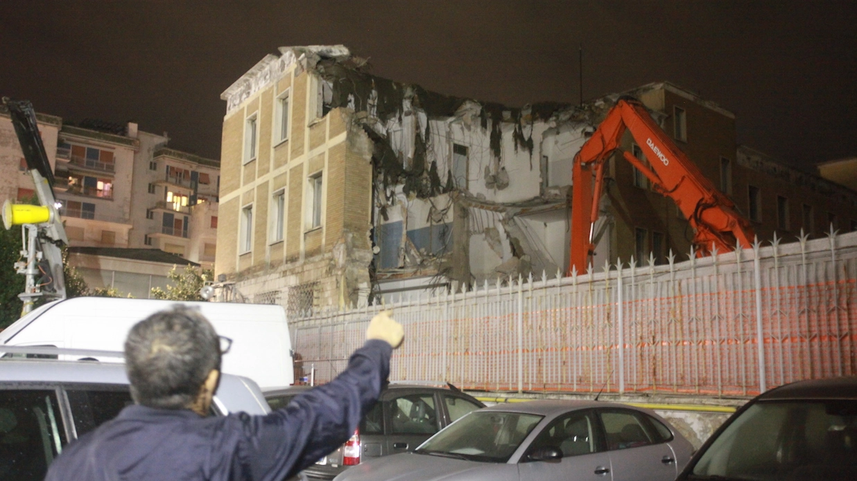 Ex Monopoli, abbattuto il palazzo lato via Macerata (foto Antic)