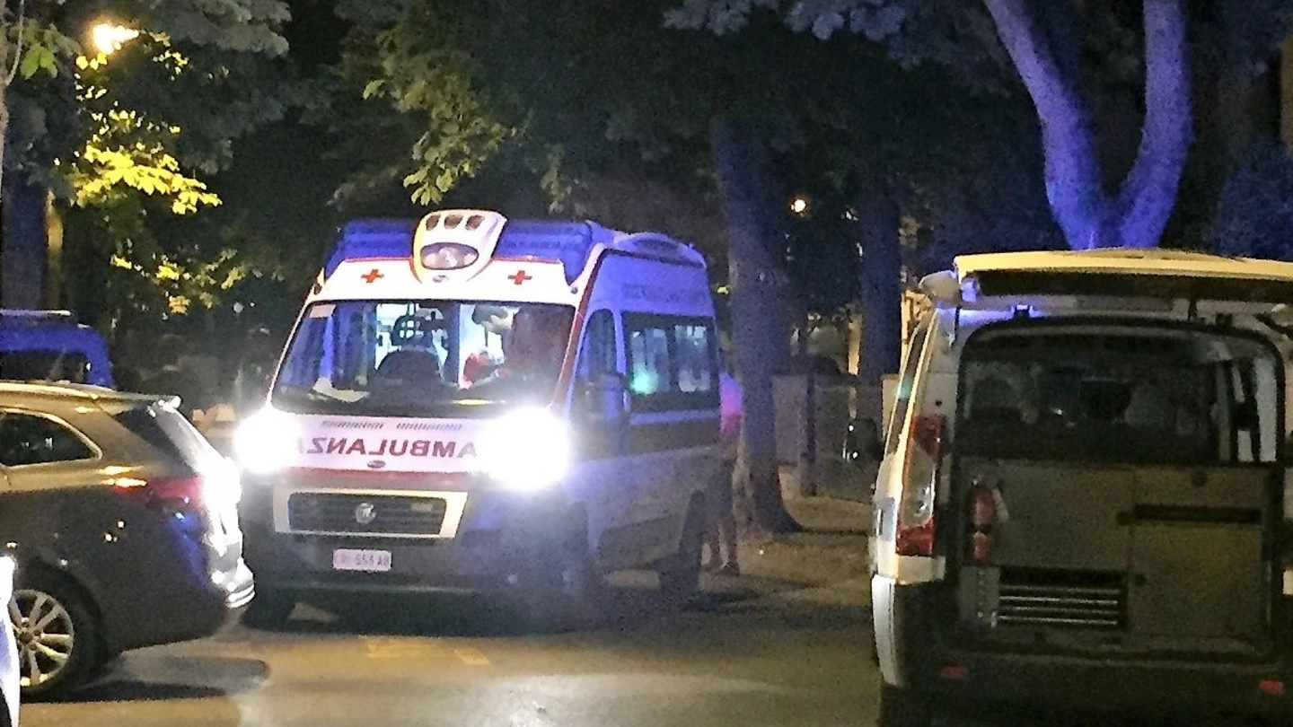 L’intervento dell’ambulanza del 118 per soccorrere la donna scippata: fortunatamente per lei solo ferite lievi