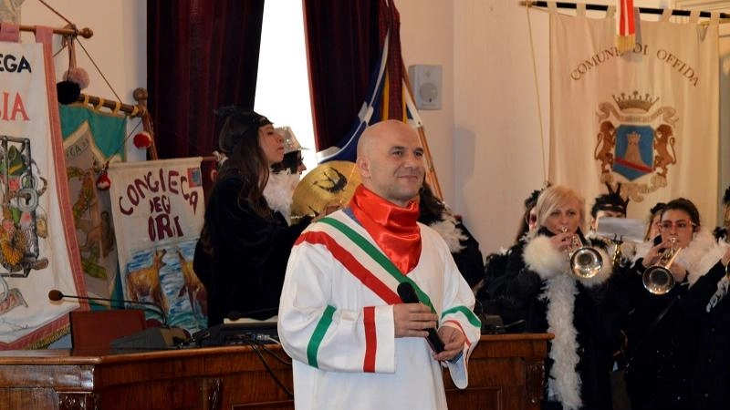 Il sindaco Valerio Lucciarini con il ‘guazzarò’, l’abbigliamento tipico del Carnevale