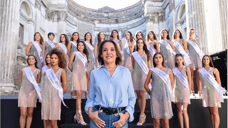 Patrizia Mirigliani con le finaliste di Miss Italia 2022