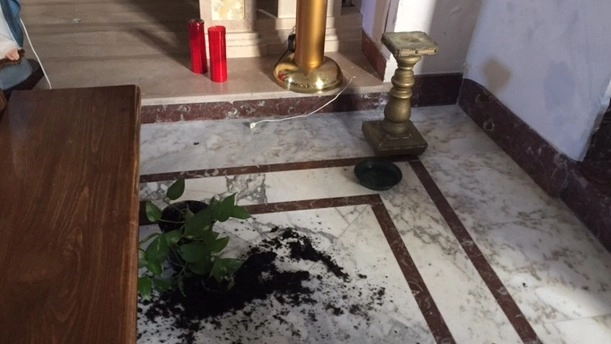 I danni fatti dai ladri nella chiesa della frazione di Villa Moscosi, a Cingoli