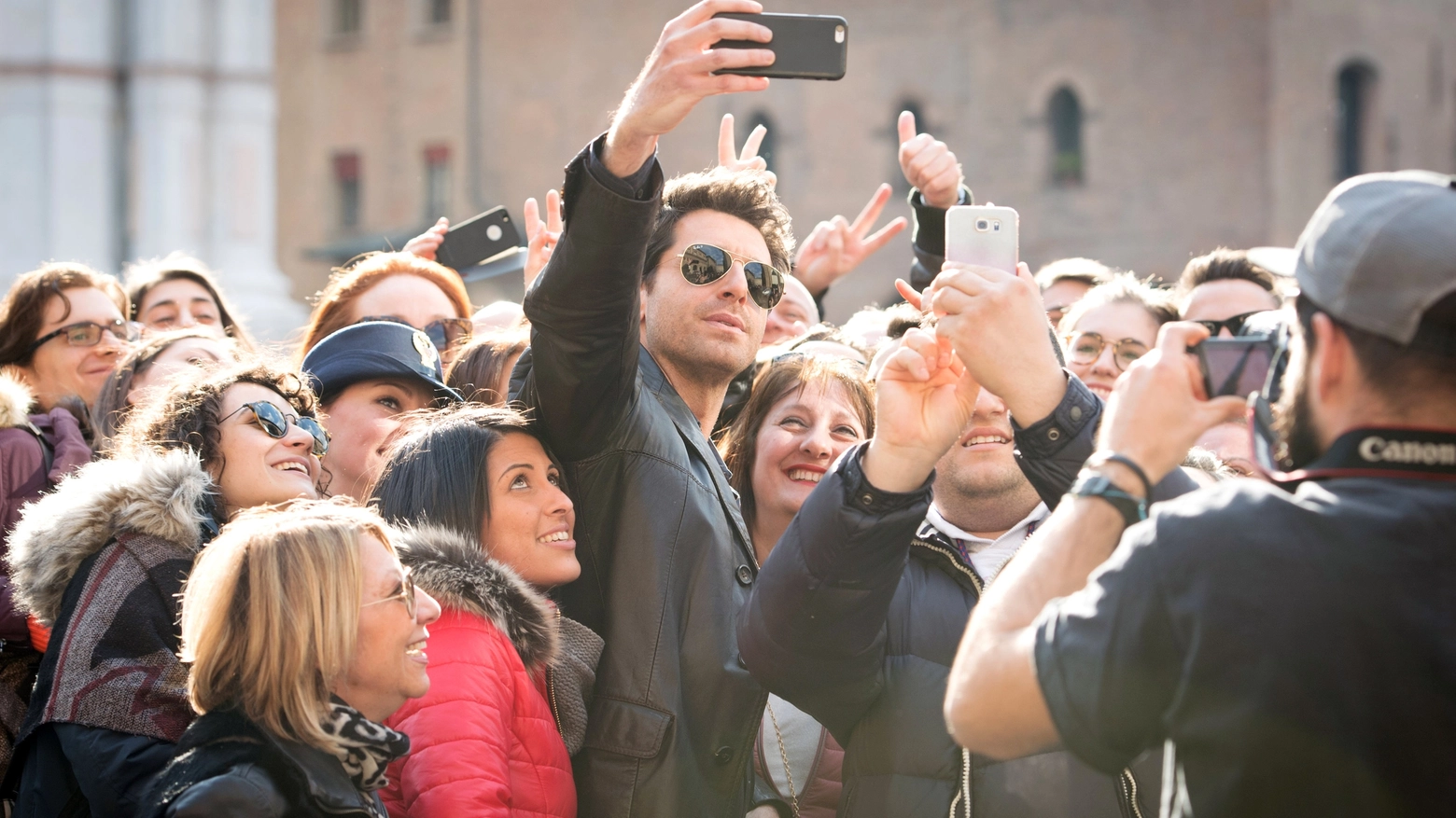 Giampaolo Morelli scatta un selfie di massa (Massimo Paolone)