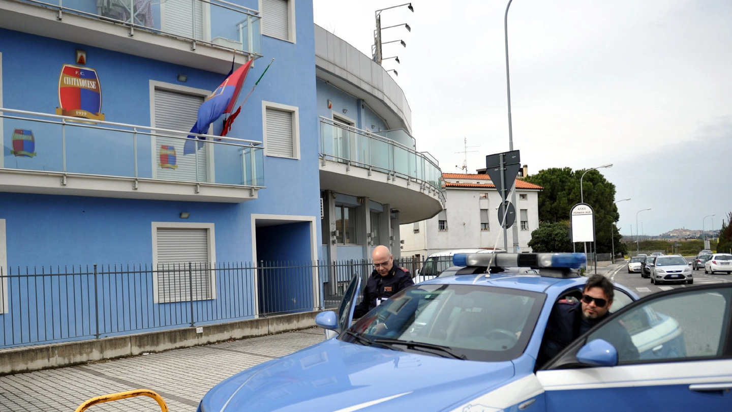 La polizia davanti all’ormai ex sede della Civitanovesepolizia sede civitanovese (foto Vives)