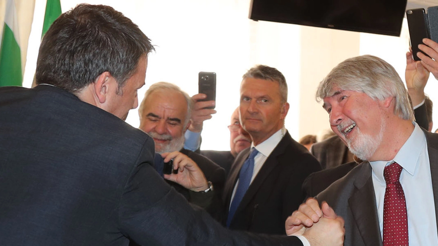 Renzi affettuoso con il ‘suo’ ministro del lavoro: il saluto sotto un’orda di scatti degli smartphone