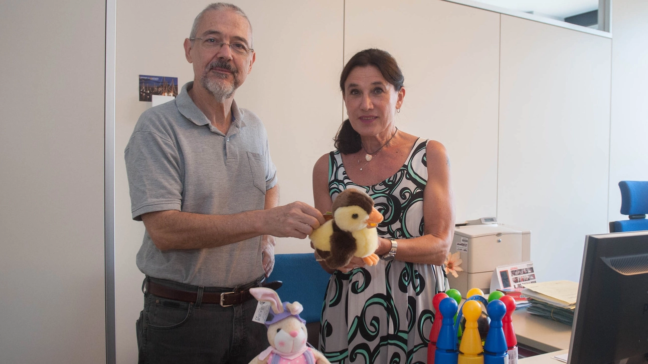 Gli ispettori Luca Mossini e Silvana Battistini con alcuni campioni di giocattoli ancora da controllare
