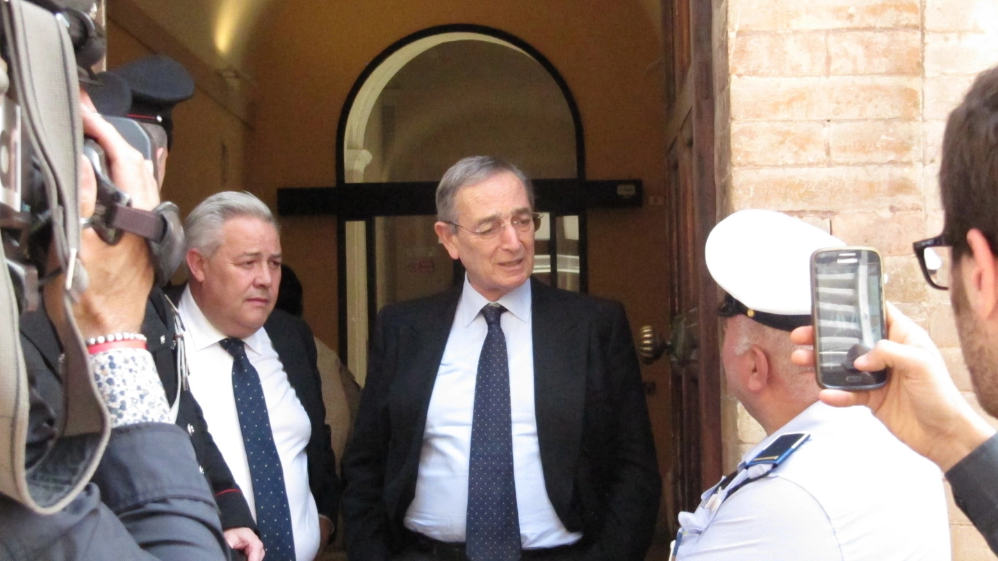 Gli avvocati Salvatore Asole e Carlo Taormina all’ingresso del Tribunale di Urbino (foto Ottaviani)