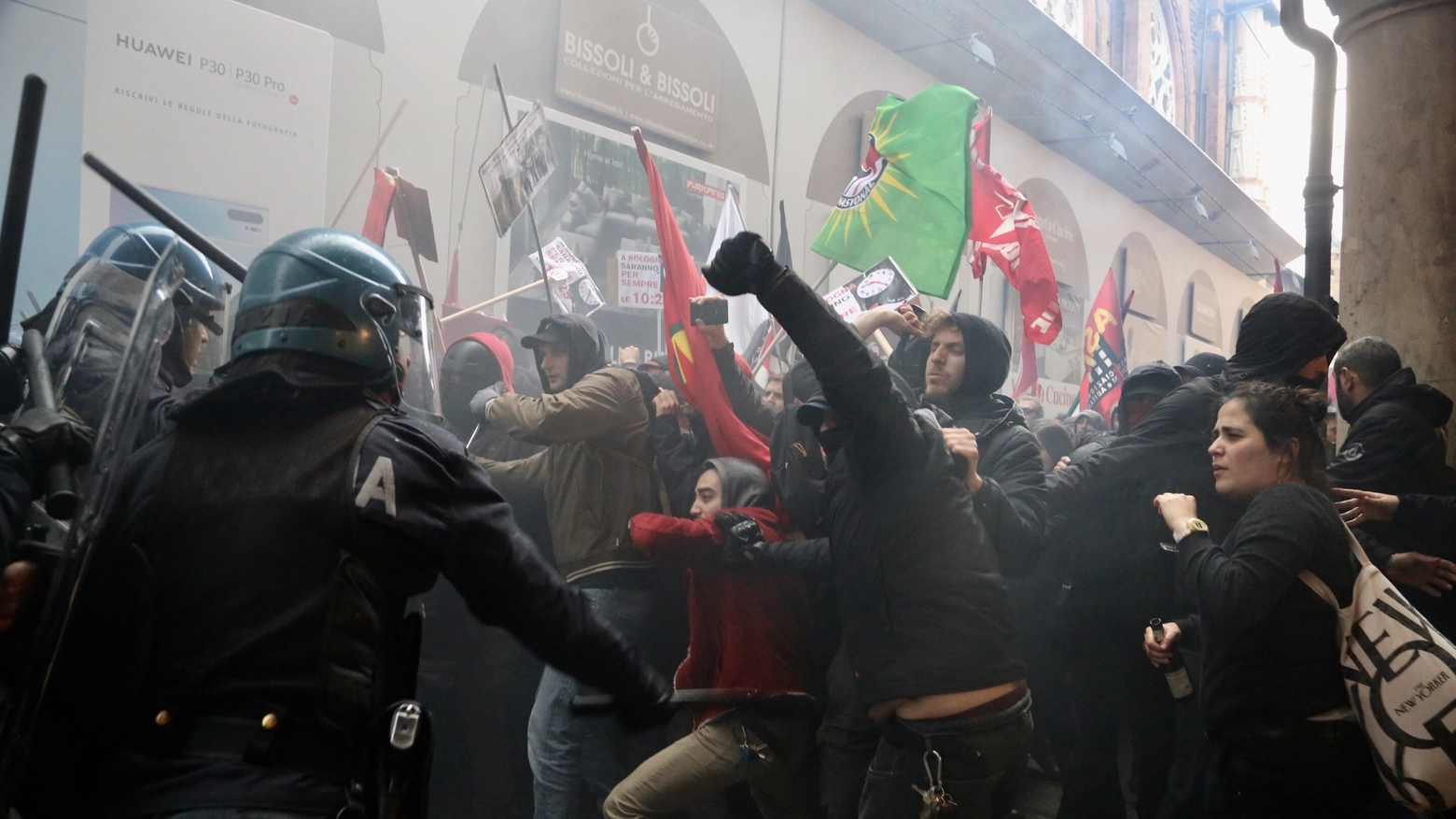Il centro di Bologna ancora una volta sfregiato dagli scontri (foto Schicchi)
