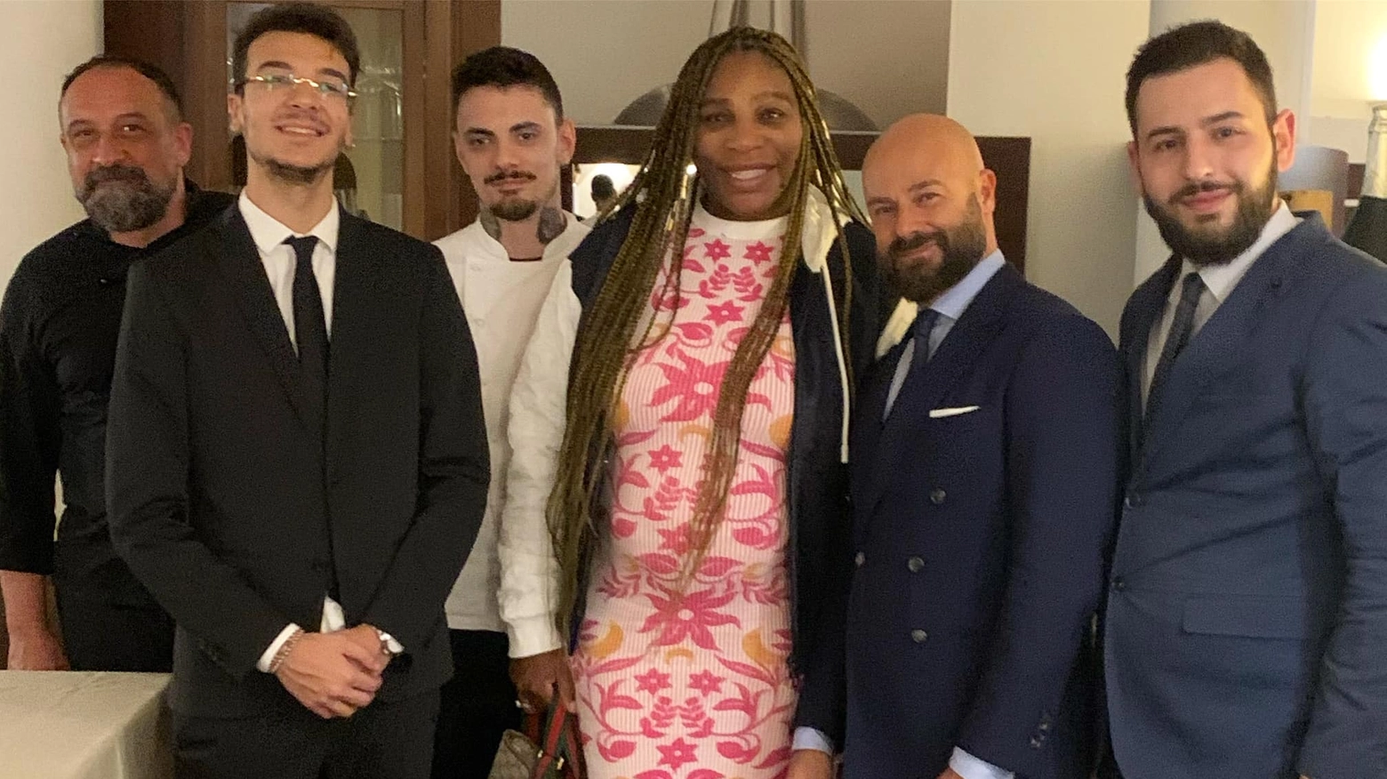 Serena Williams insieme allo staff del ristorante Al Cambio (foto Facebook)