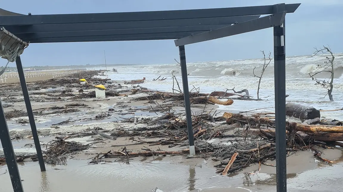 Maltempo sulla costa veneta, la forte mareggiata ha colpito nell’area di Rosolina Mare, spiaggia erosa e invasa di rifiuti, soprattutto legname