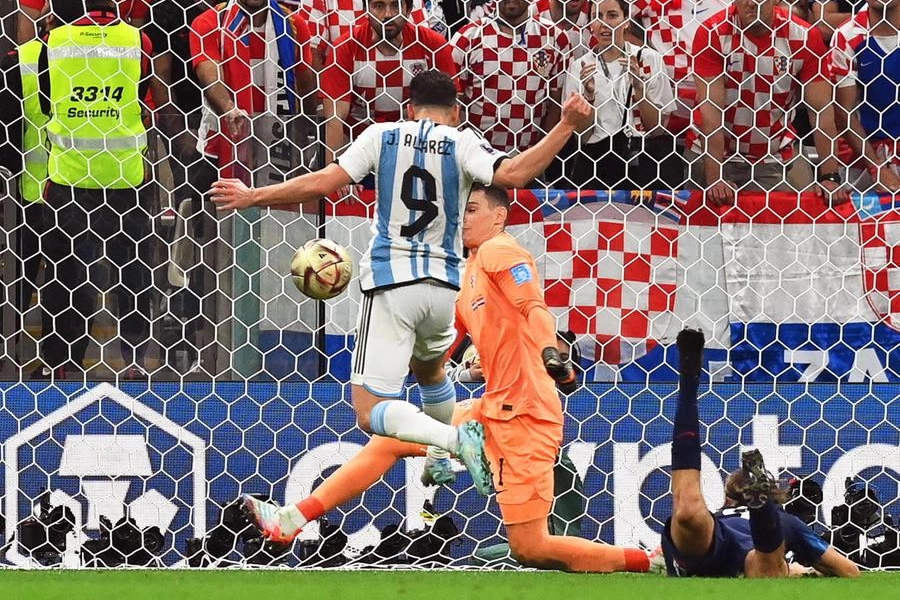 Julian Alvarez segna il secondo gol contro la Croazia