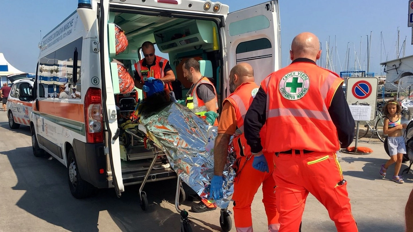 I soccorritori della Croce Verde di Civitanova (foto Federico De Marco)