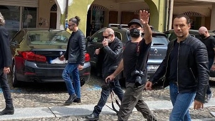 Luciano Ligabue e Stefano Accorsi ieri mattina nel centro di Correggio
