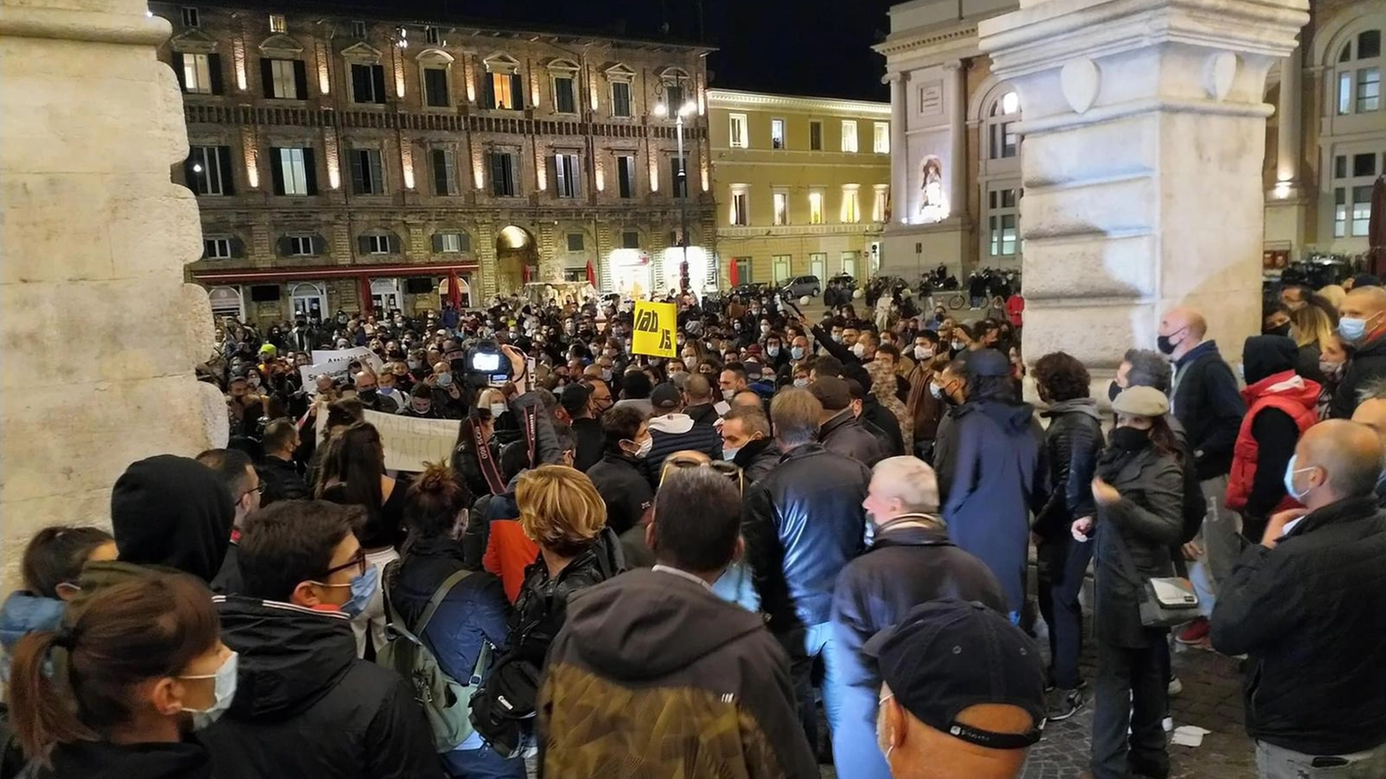 La protesta contro il nuovo Dpcm a Pesaro