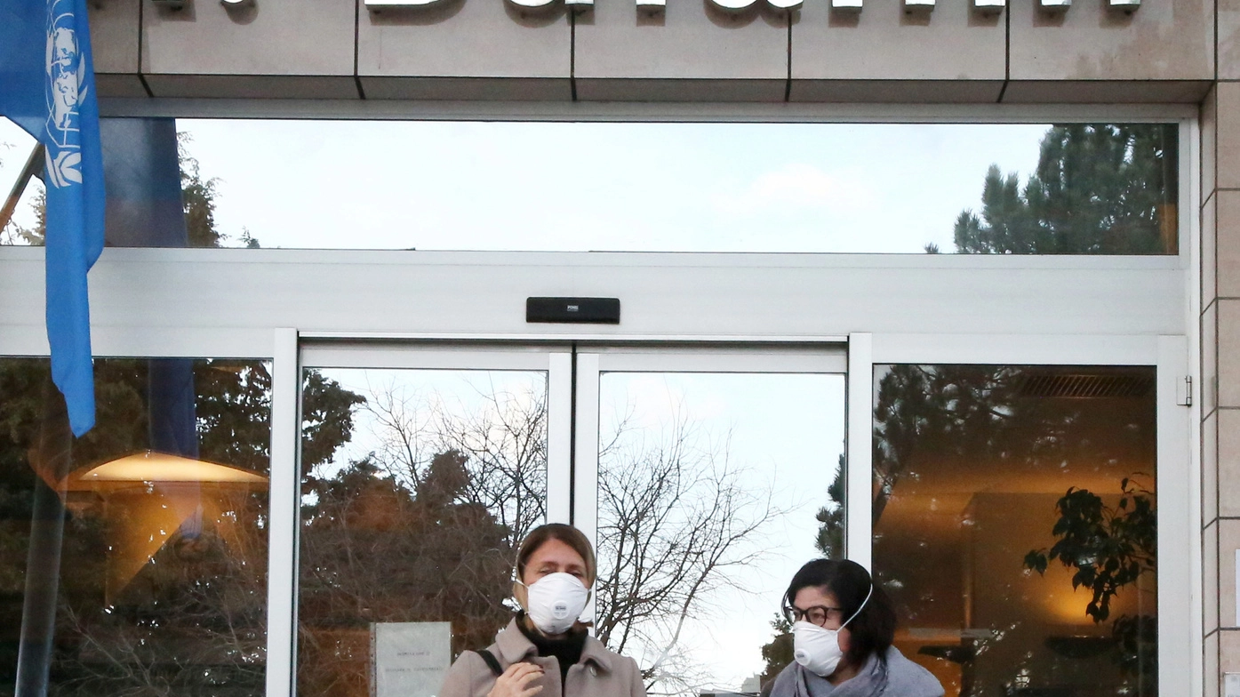 Due persone con la mascherina all'ingresso dell'ospedale Bufalini (foto Ravaglia)